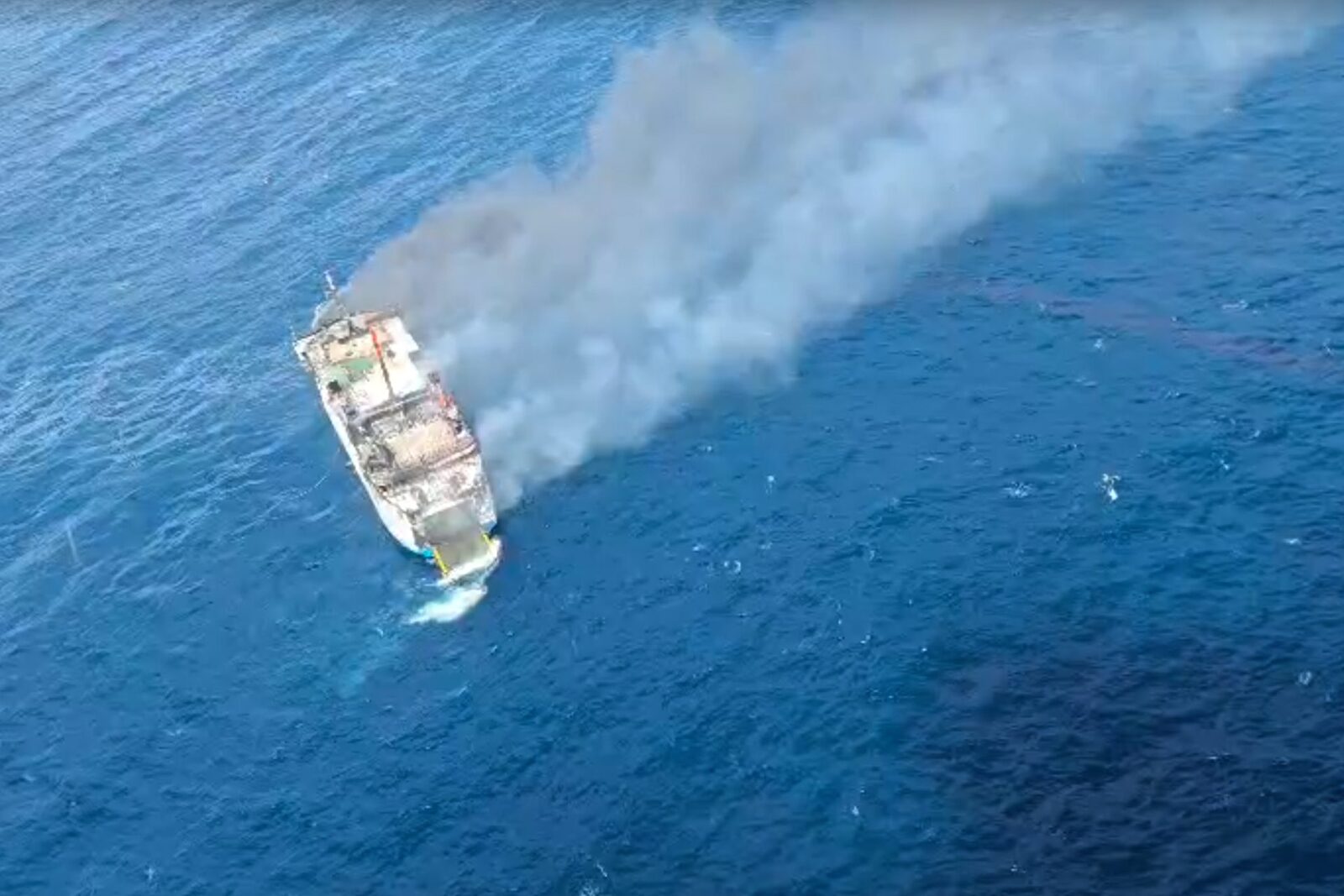 Foc pe Feribot: Aproape 100 de Oameni Salvați Lângă Bali