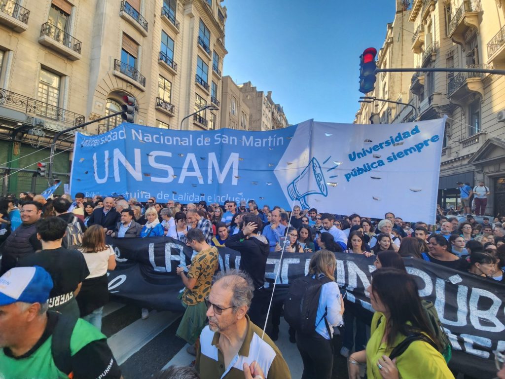Argentina, în flăcări: Proteste violente după legea Milei