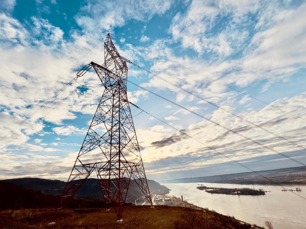 Guvernul TAIE exportul de energie: Transelectrica limitează consumul în criză