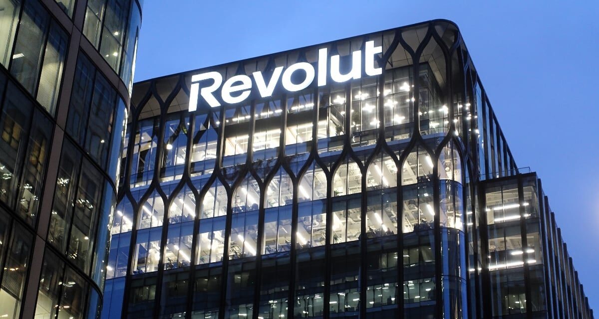 Revolut în Ungaria: Clienții nu-și mai accesează banii