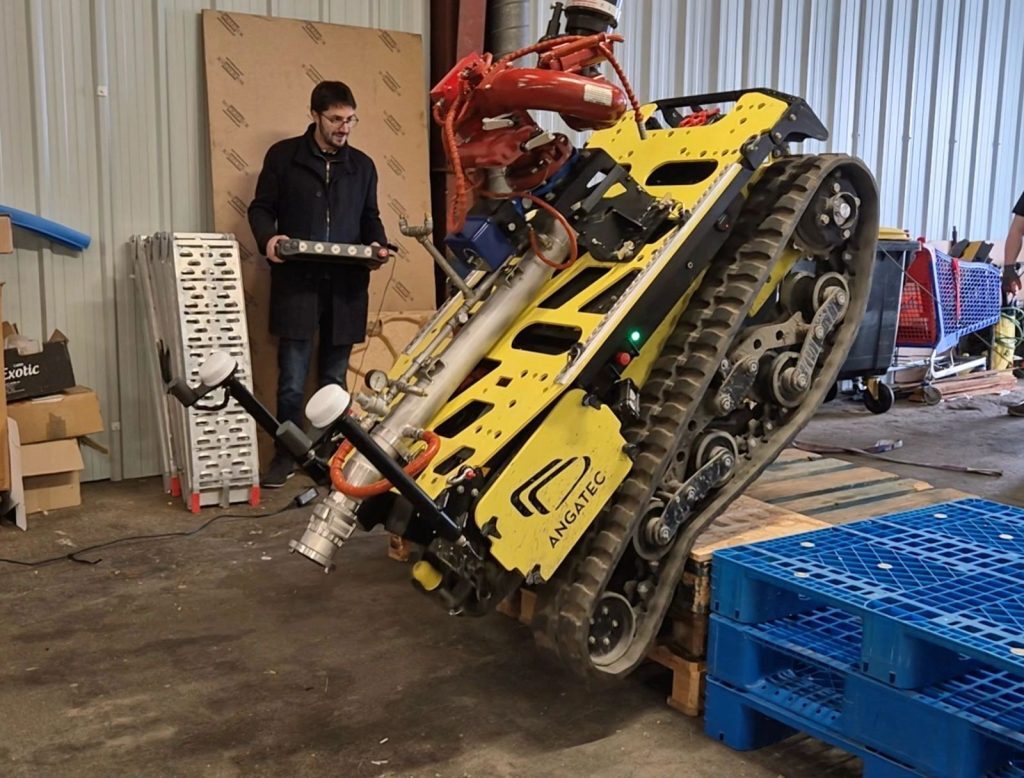 Roboțel românesc: Doboară drone, stinge focuri și ajută la recoltă