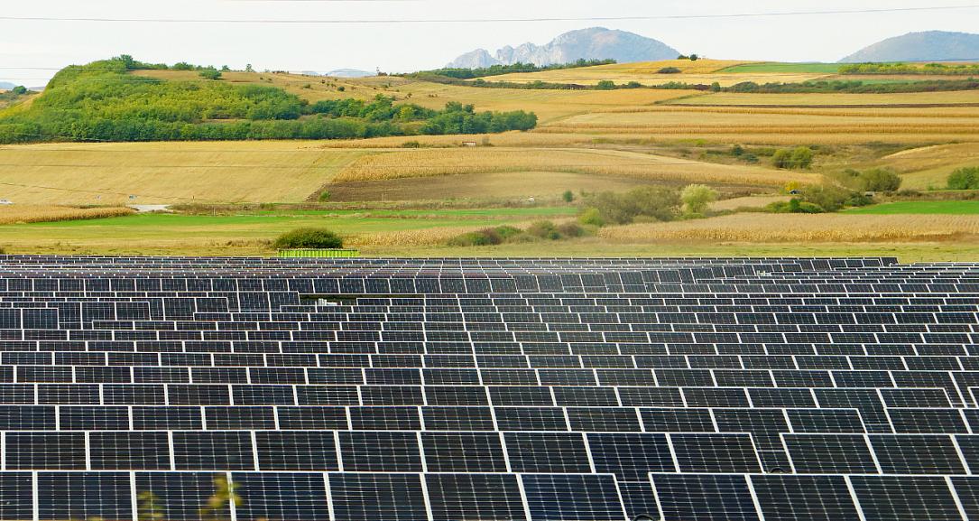 EBRD dă 120 mil. Euro pentru un parc solar și baterii lângă Brașov