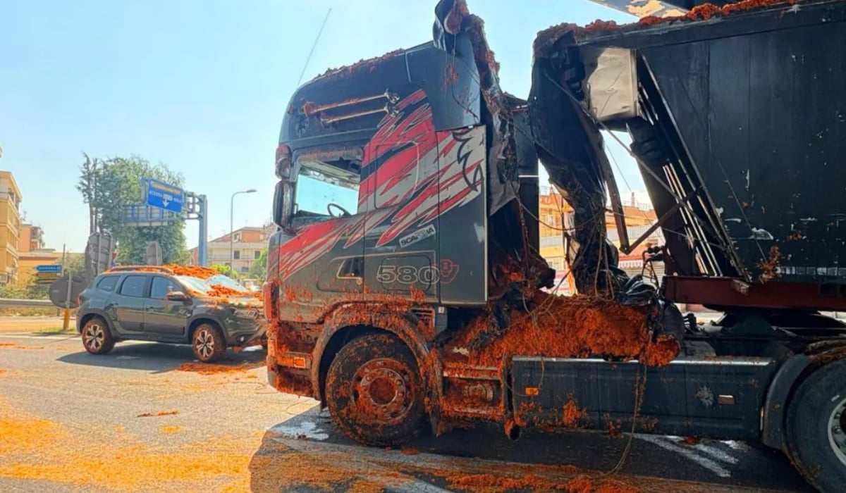 TIR cu 18 tone de roșii peste o Dacie în Italia
