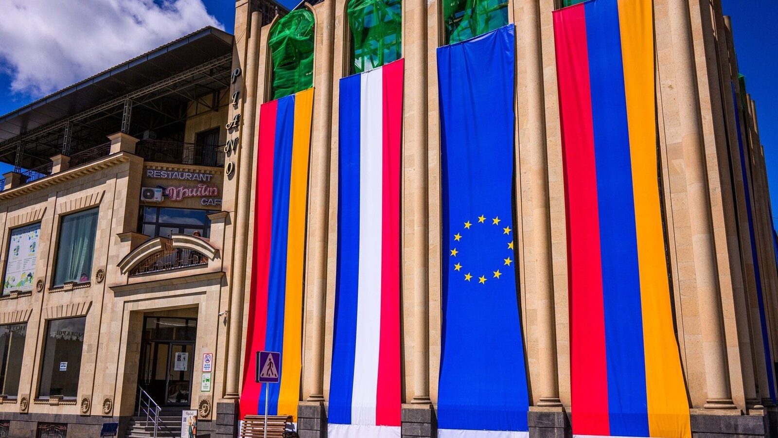 UE privește interesată aderarea Armeniei, dar Armenia se distanțează de Rusia