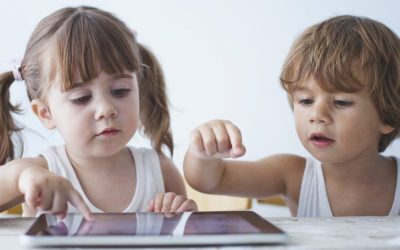 Copiii pe ecrane când părinții sunt stresați: Ce arată studiul