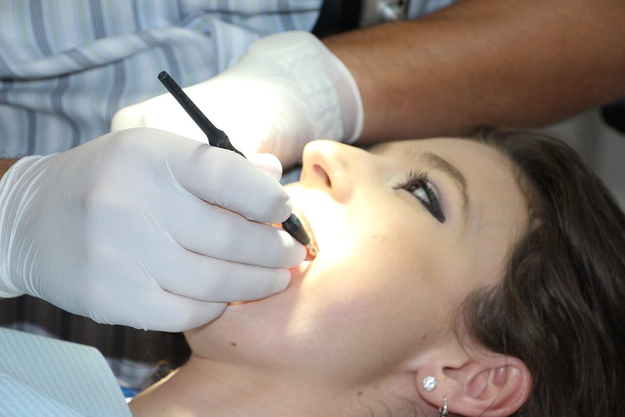 Prețuri dentare: Timișoara, cel mai ieftin. Implant de la 1.700 lei