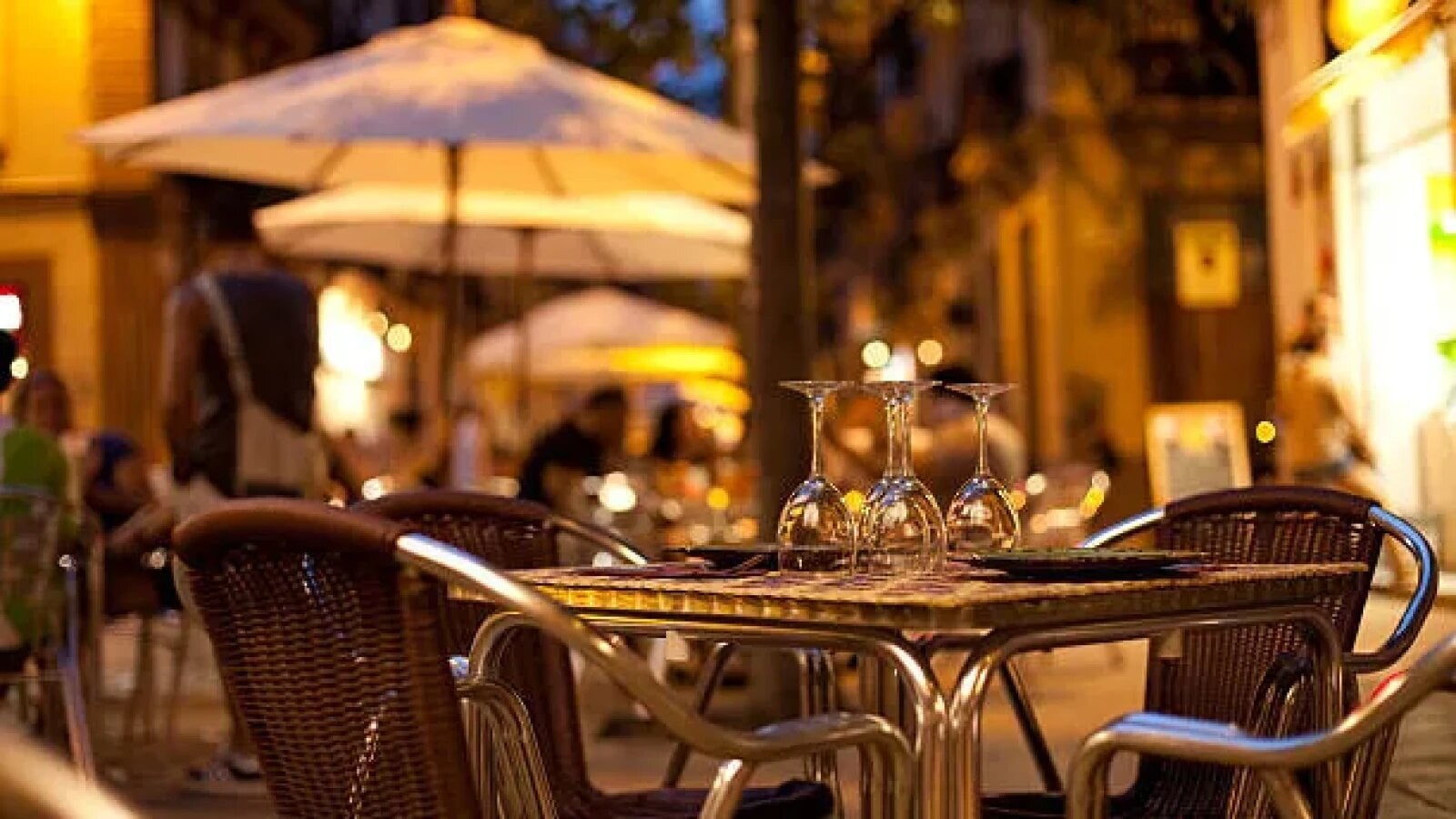Bacșiș interzis? Restaurantele schimbă nota: Plătești cât vezi