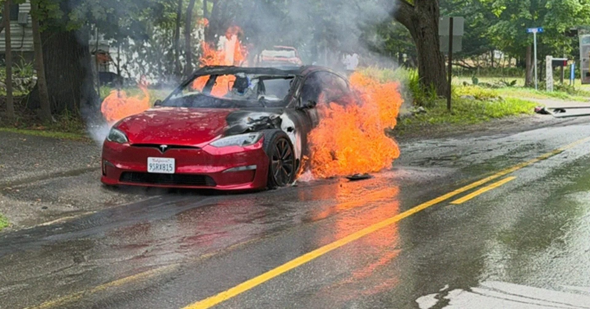 Șoc la pompieri: Tesla a intrat în curte, pompierii au rămas uimiți