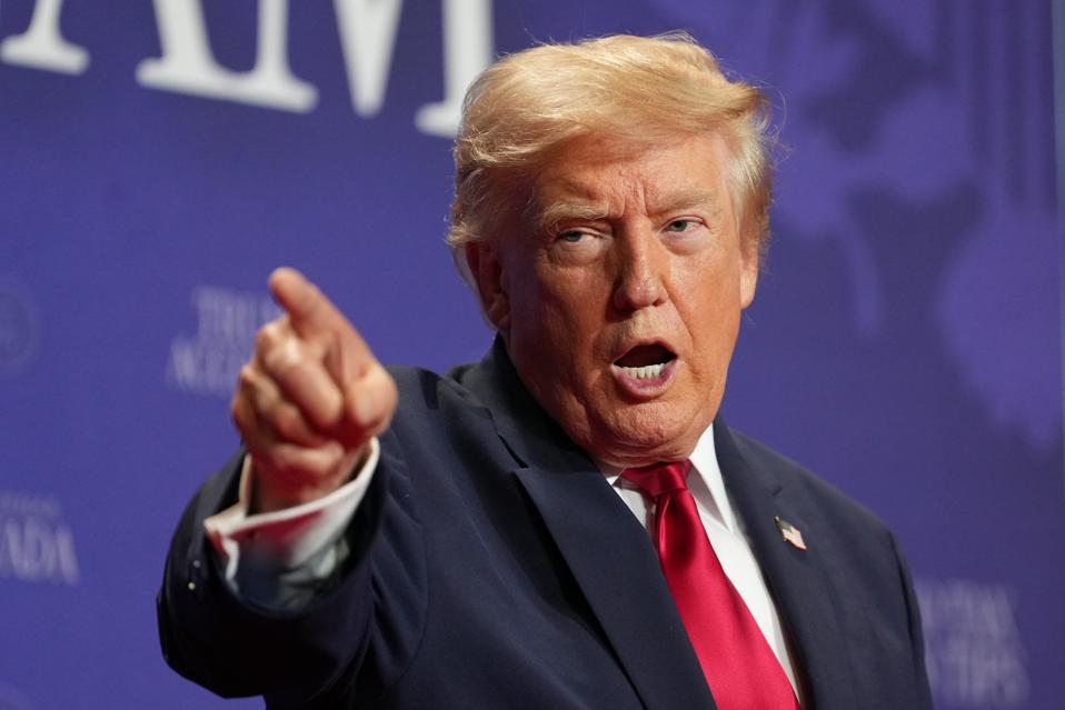 Părul lui Donald Trump, o adevărată atracție. „Arată uimitor!”