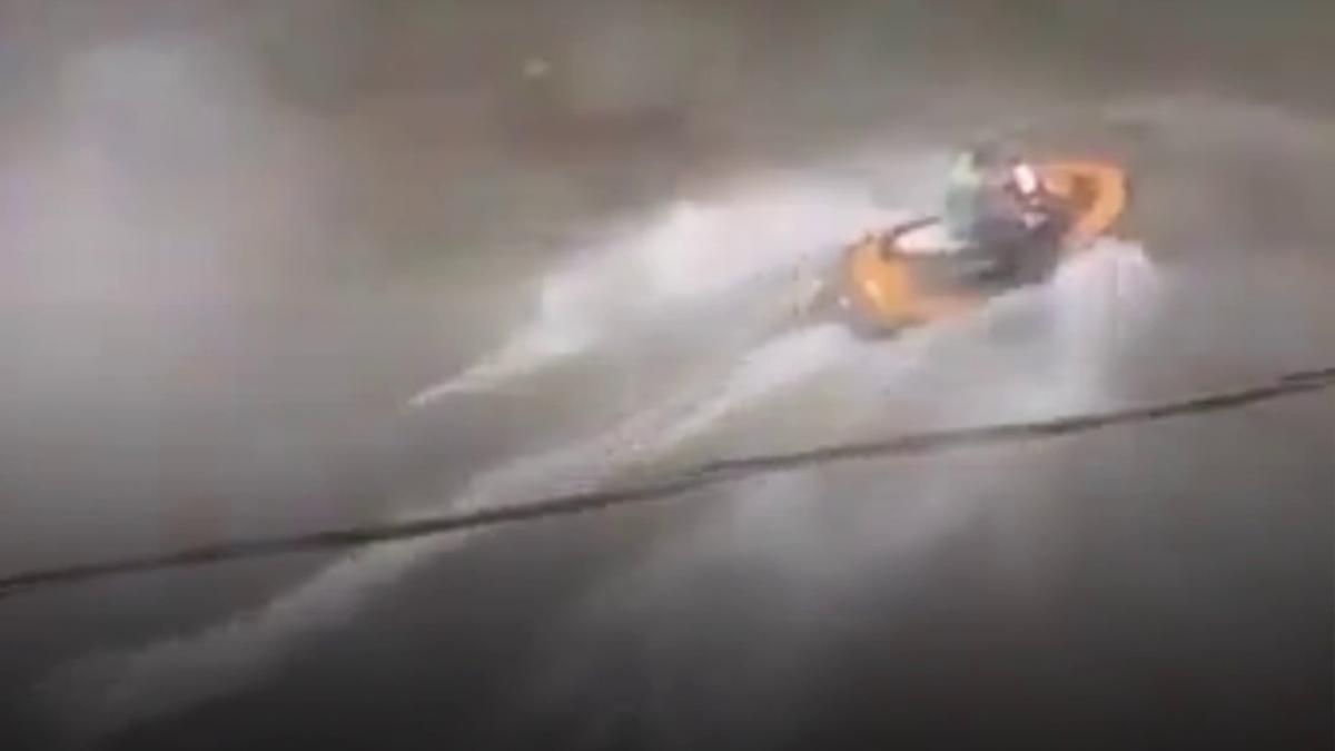 Virginia: Inundații pe străzi, un bărbat cu jet ski