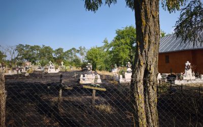 Flăcări în cimitirul din Botoșani: Lumânare nesupravegheată a declanșat dezastrul