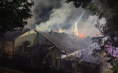 Incendiu la o pensiune din Cluj, a mistuit și vecinii. Șase evacuați