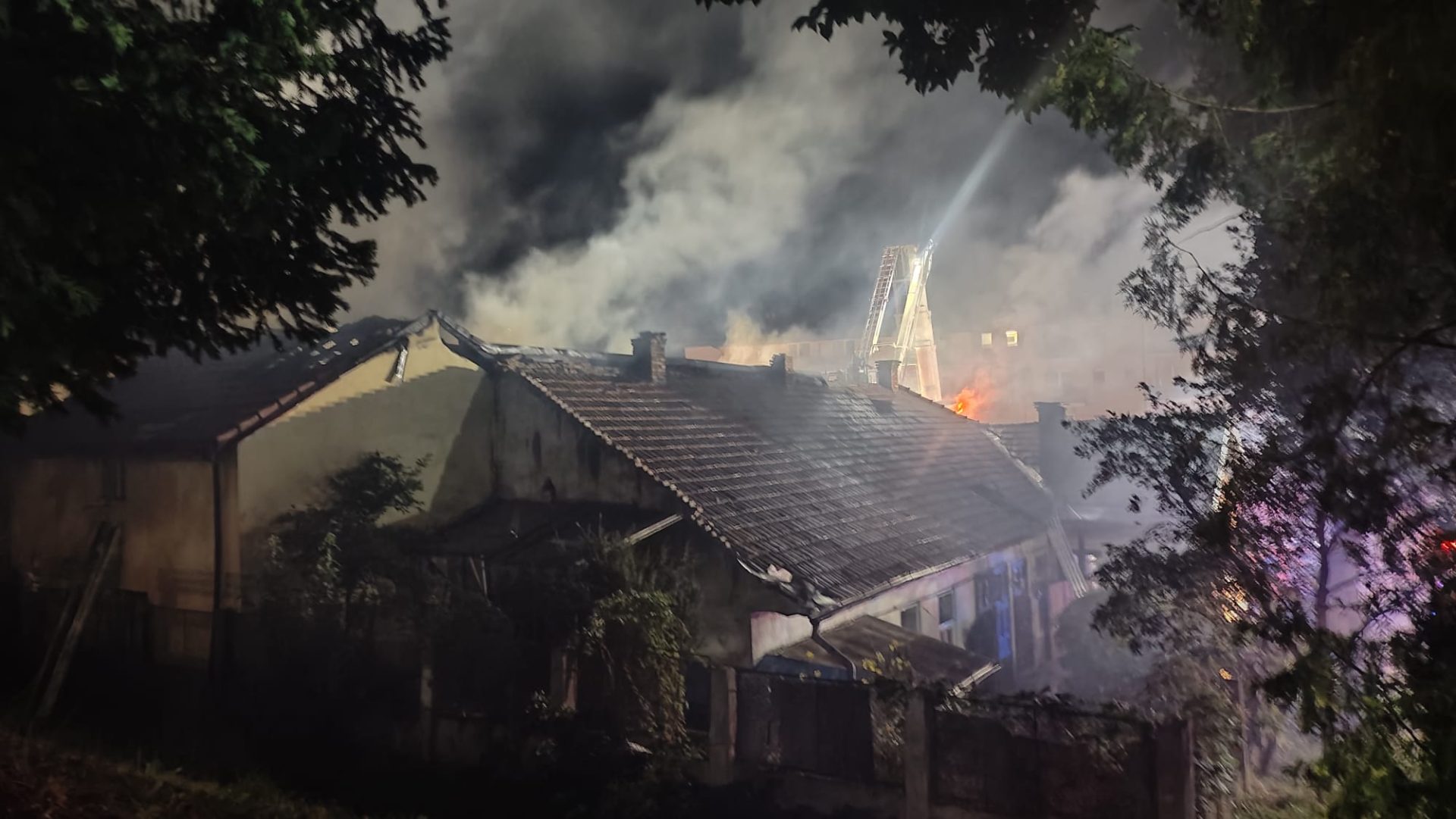 Incendiu la o pensiune din Cluj, a mistuit și vecinii. Șase evacuați