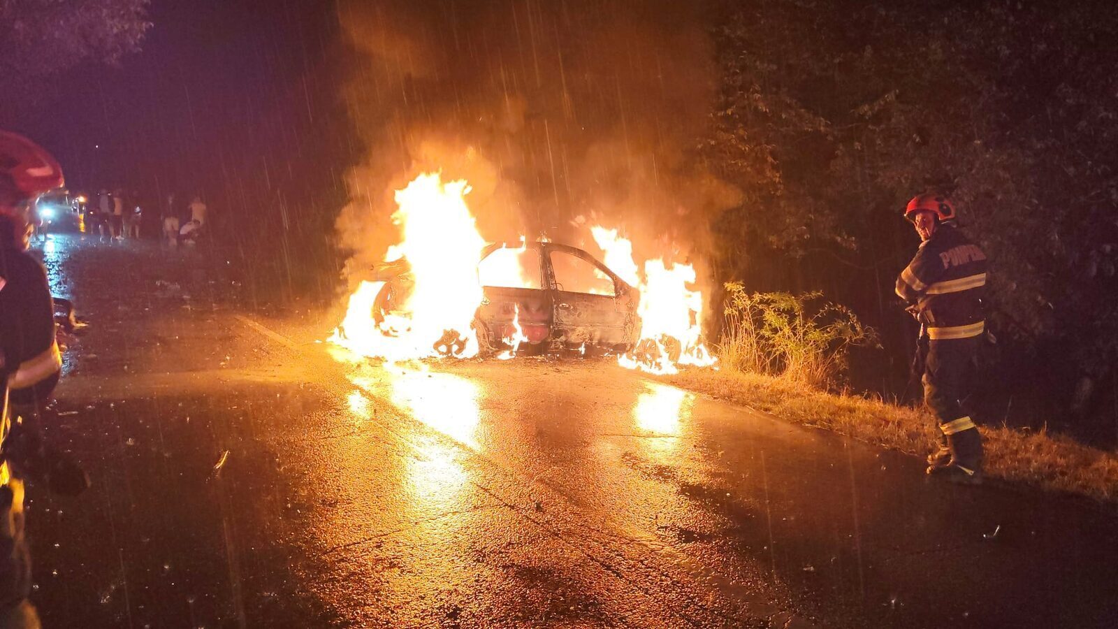 Incendiu violent în Argeș: Mașină izbită de copac, tânăr scos incoerent