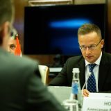 SZJJARTO, SUB LUPĂ PARLAMENTARĂ: DECIZIA LUI LA BYD, SUB CHESTIONARE