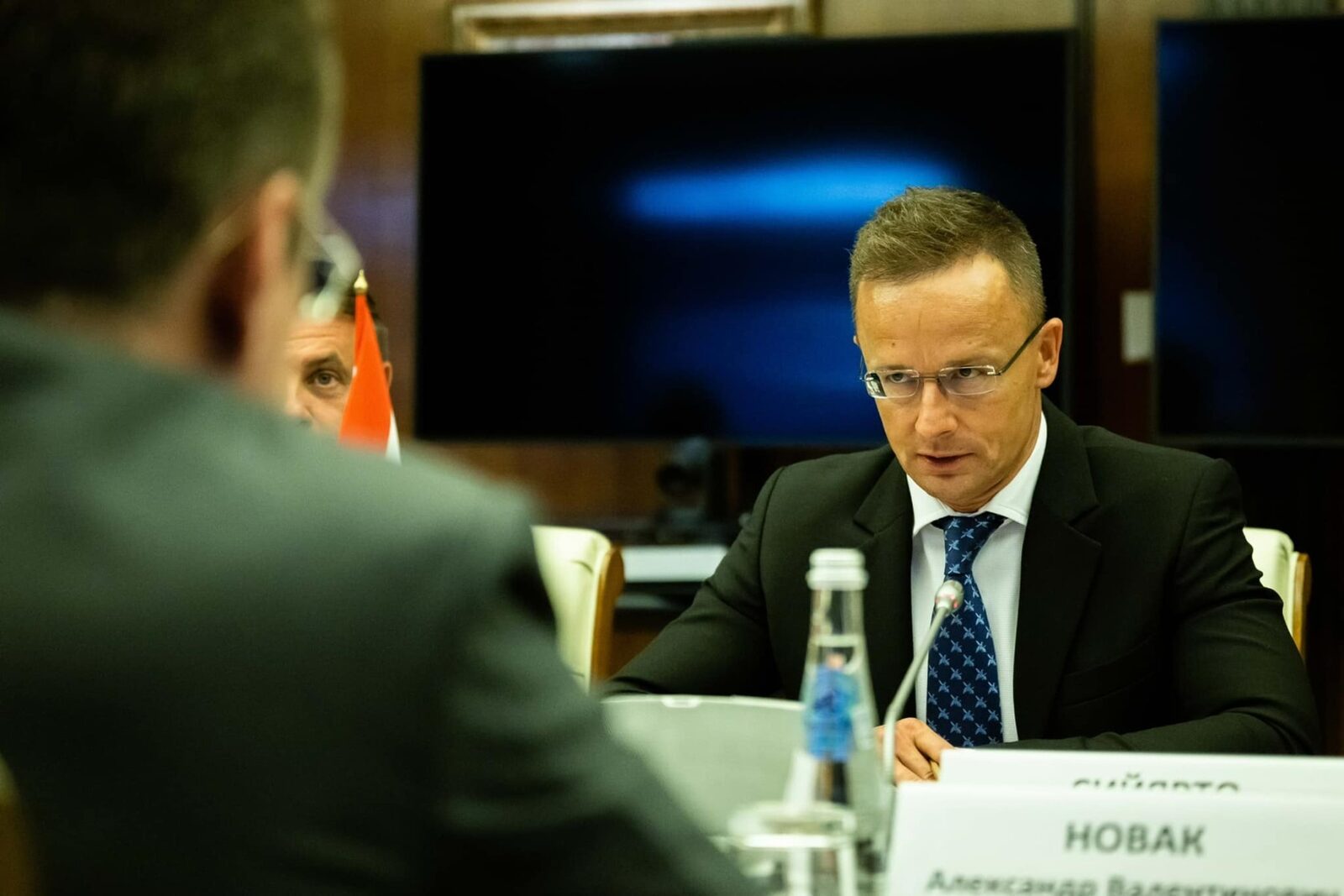 SZJJARTO, SUB LUPĂ PARLAMENTARĂ: DECIZIA LUI LA BYD, SUB CHESTIONARE