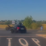 Brutal accident: Motocicleta, izbită de o mașină în video-șoc