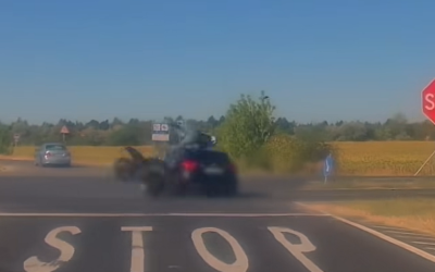 Brutal accident: Motocicleta, izbită de o mașină în video-șoc