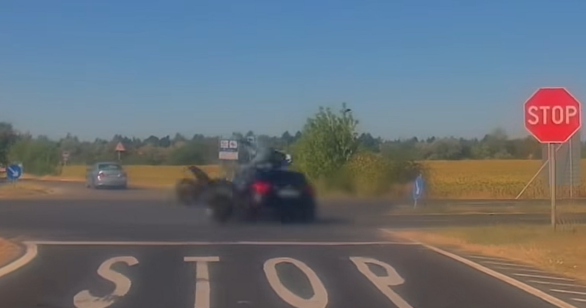 Brutal accident: Motocicleta, izbită de o mașină în video-șoc
