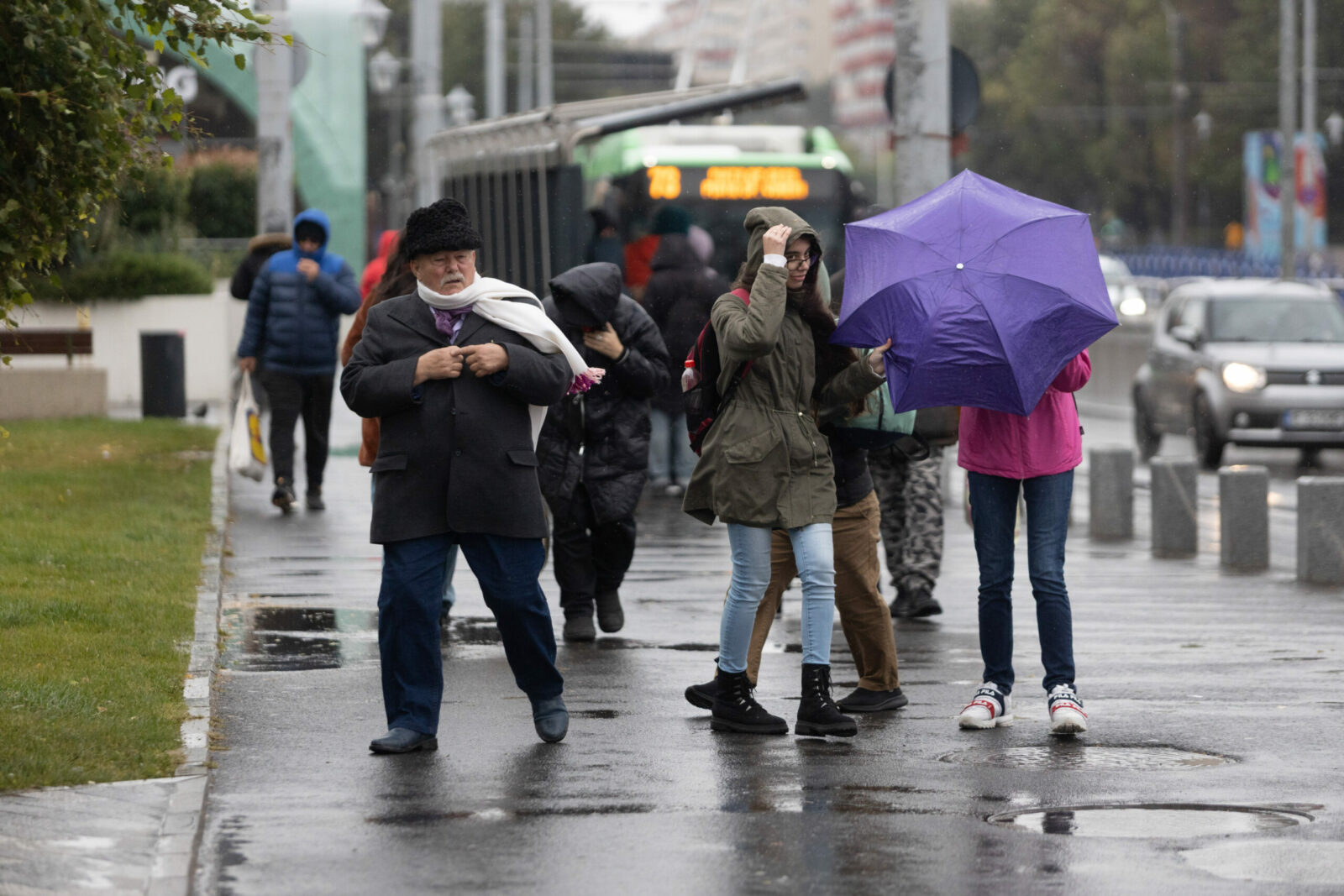 Vânt, vijelii și ploi duminică: Cum scapă Bucureștiul