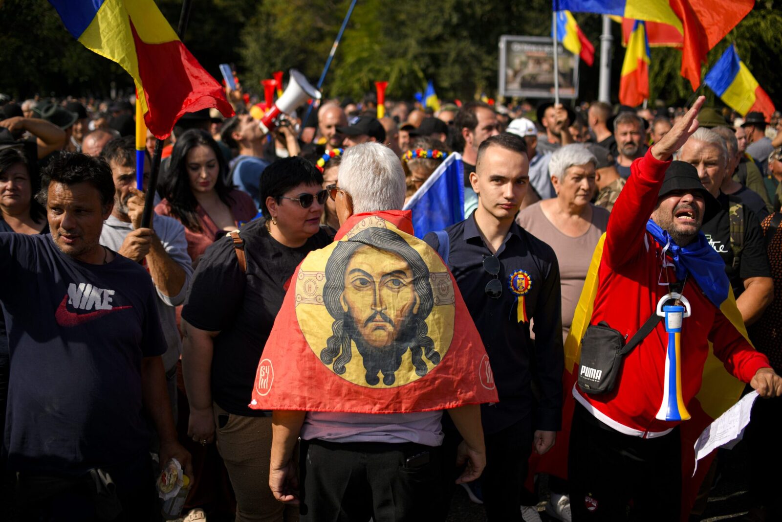 Piața Victoriei: Jandarmi răniți și amenzi masive