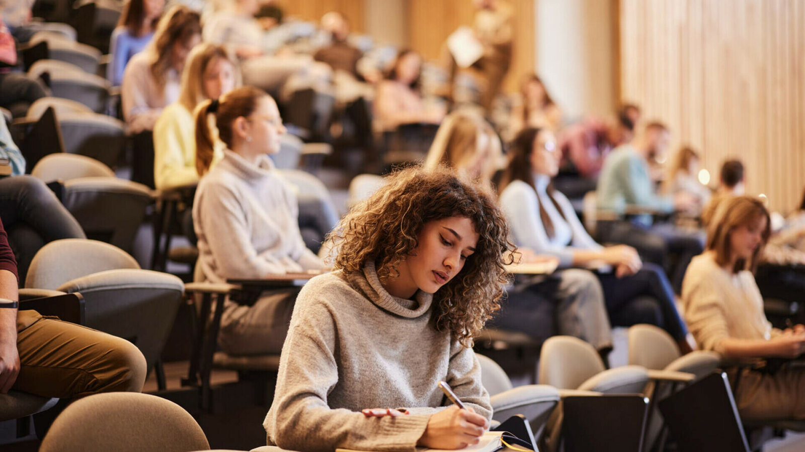Studenți la 4 în cameră: Cât costă cazarea-n orașe
