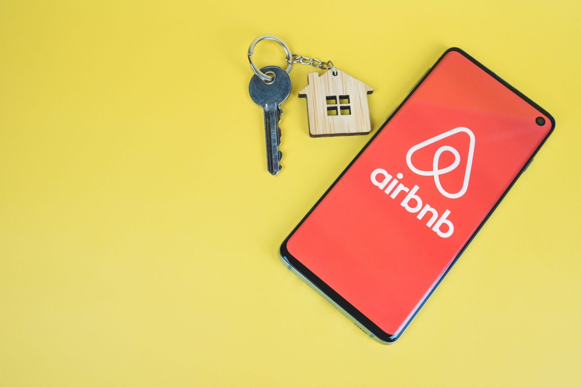 Taxe ascunse pe Airbnb? Guvernul anunță noi impozite în 2026