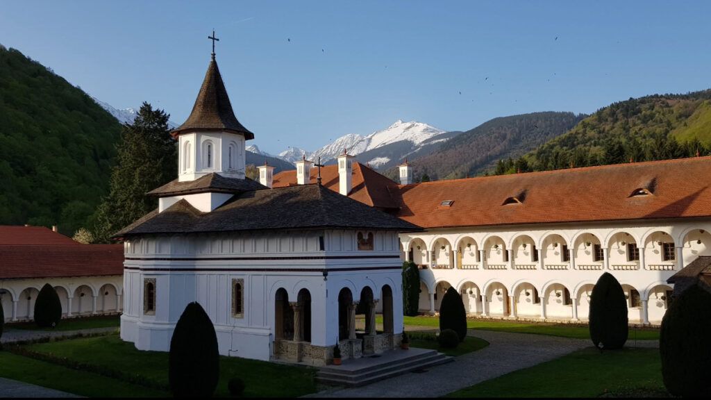 Cazare la Mănăstirea Brâncoveanu: Cât costă o noapte?