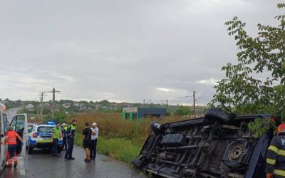 Microbuz răsturnat în Iași: Doi răniți la Sârca