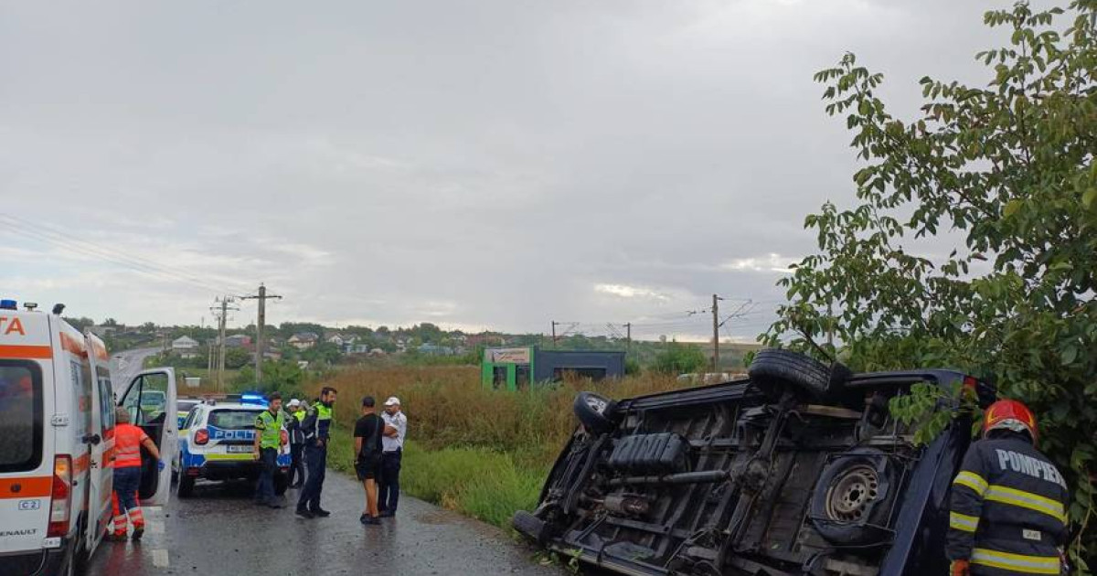 Microbuz răsturnat în Iași: Doi răniți la Sârca