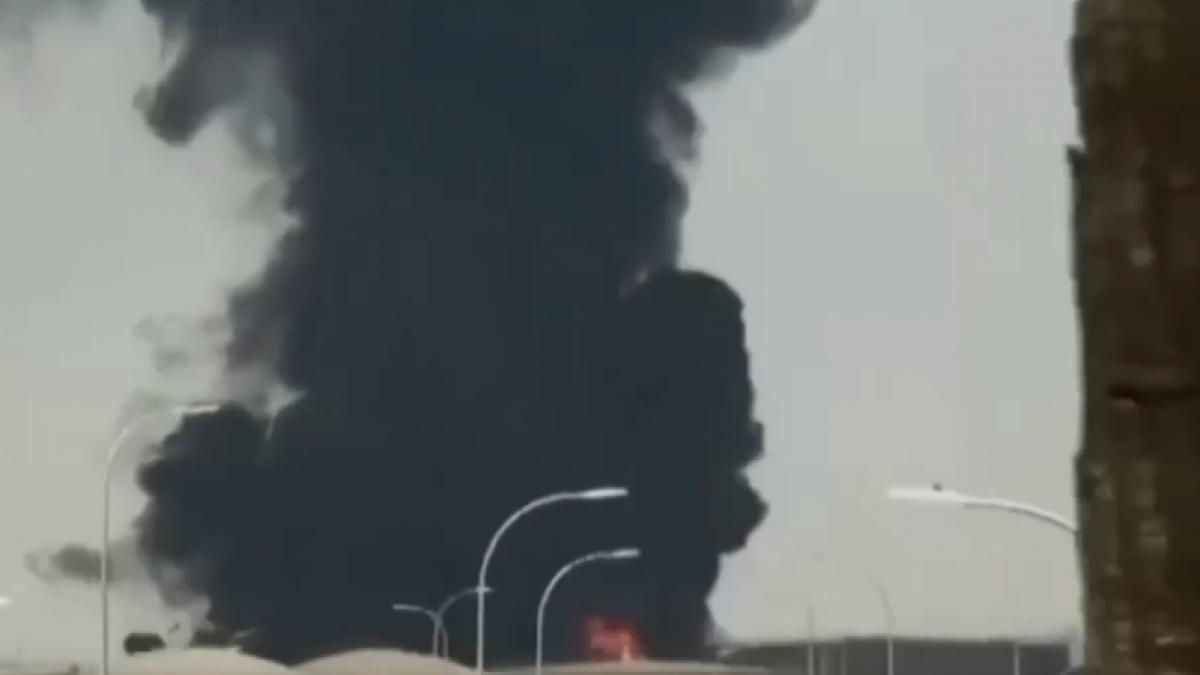 Explozii în Riad, incendiu lângă aeroport. Houthii revendică atacul