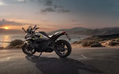 Cuplu pe șosea: 6 motociclete și 9 metri pătrați