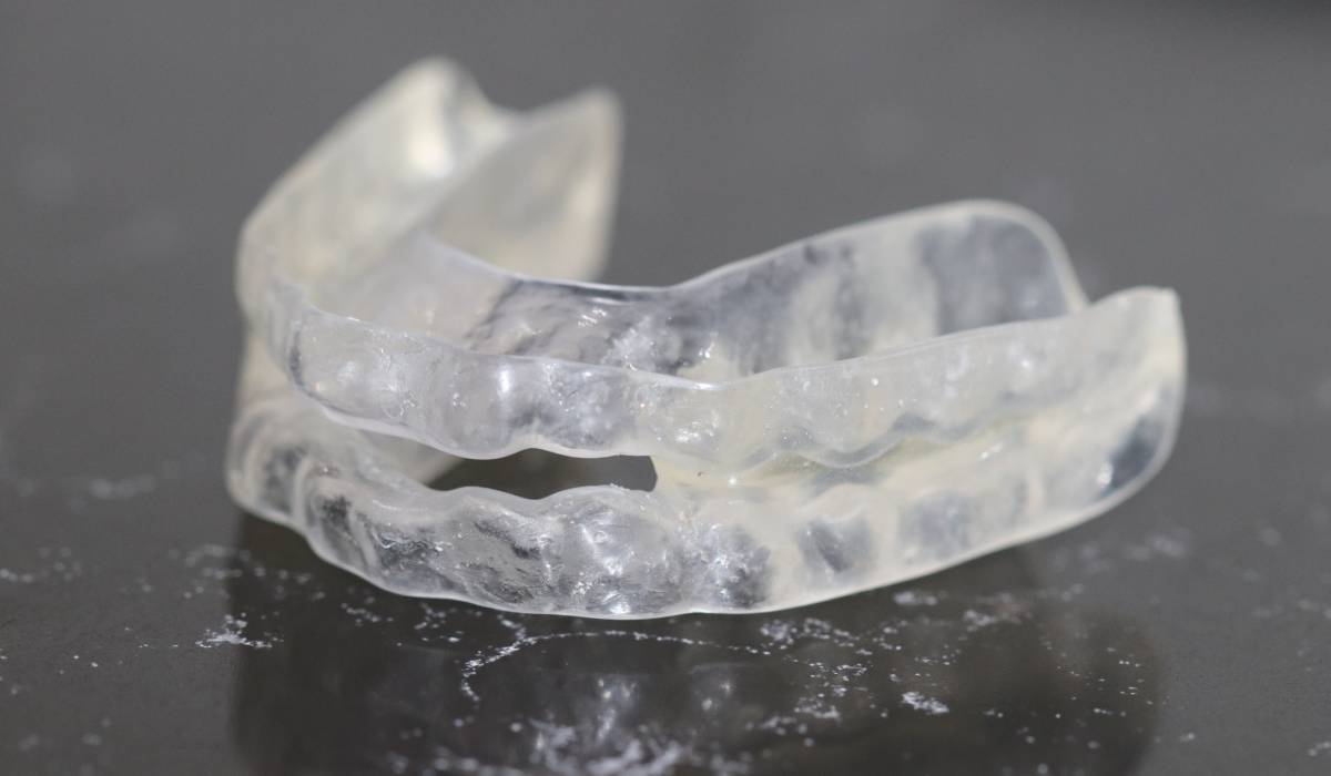 Aparat dentar invizibil la adult: Ghidul complet și sfaturi esențiale