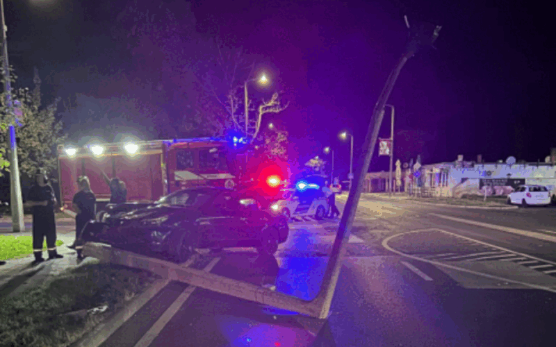 Accident grav în Ungaria: Mașină s-a izbit de un stâlp
