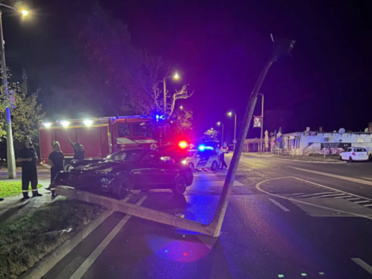 Accident grav în Ungaria: Mașină s-a izbit de un stâlp