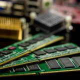 AI scumpește telefoanele și laptopurile. „RAMageddon” lovește piața electronicelor