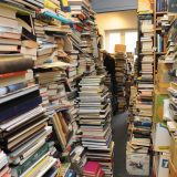 Comenzi stranii de cărți, suspiciuni într-o nouă țară: „Fără logică”