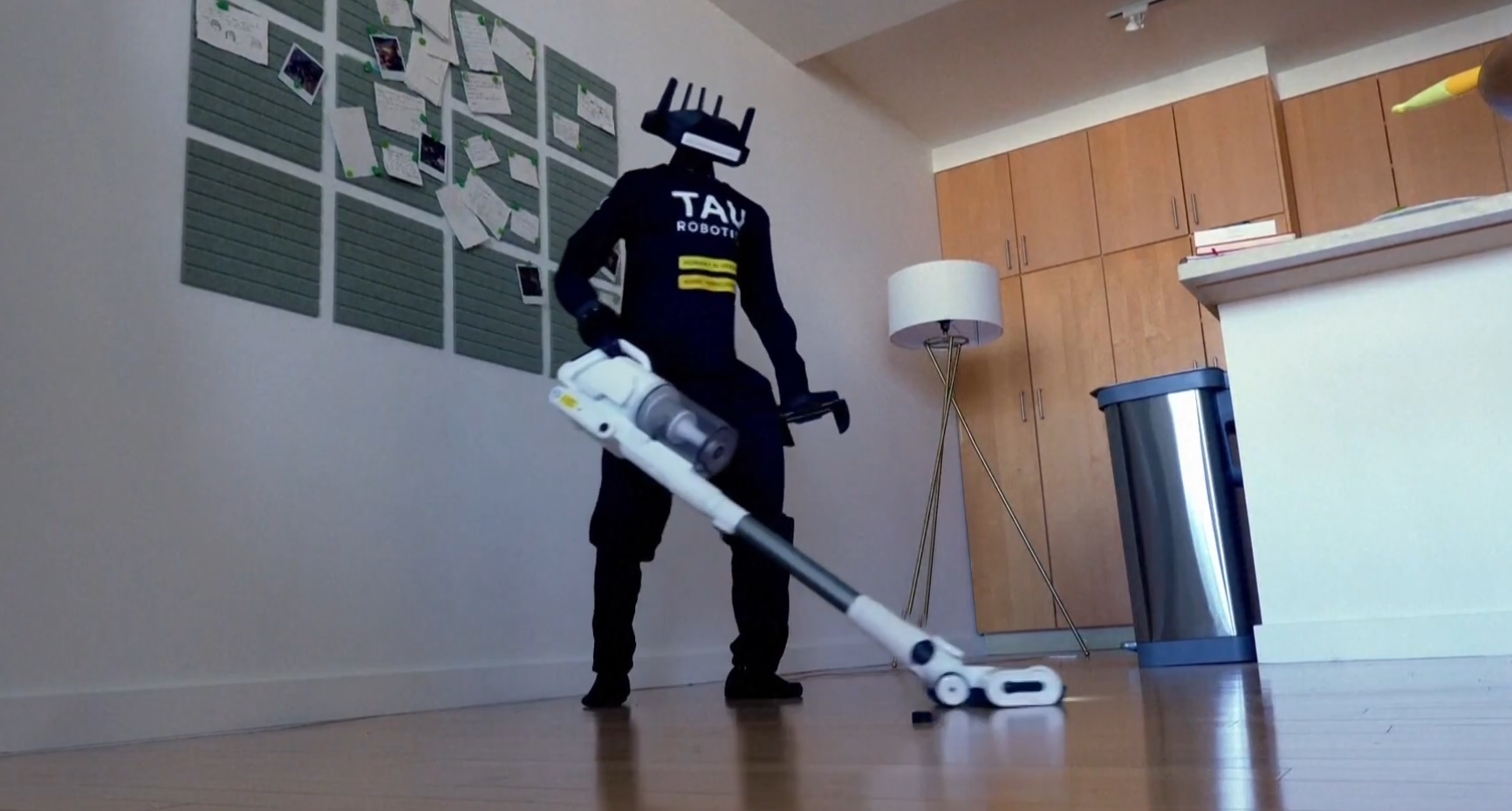 Robotul din casă: Cât costă „menajera” care face curățenie