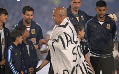 Messi, lacrimi la despărțire: Banner interzis revine, imnul tace