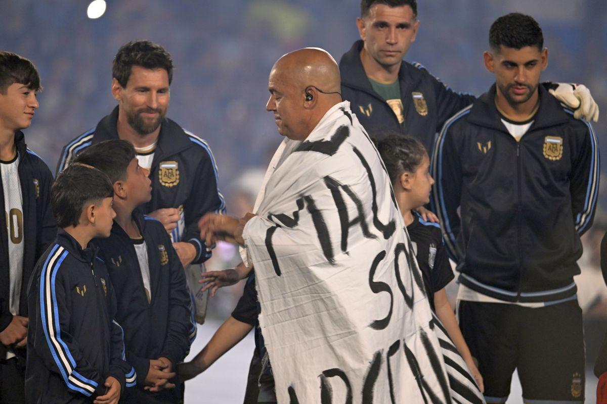 Messi, lacrimi la despărțire: Banner interzis revine, imnul tace