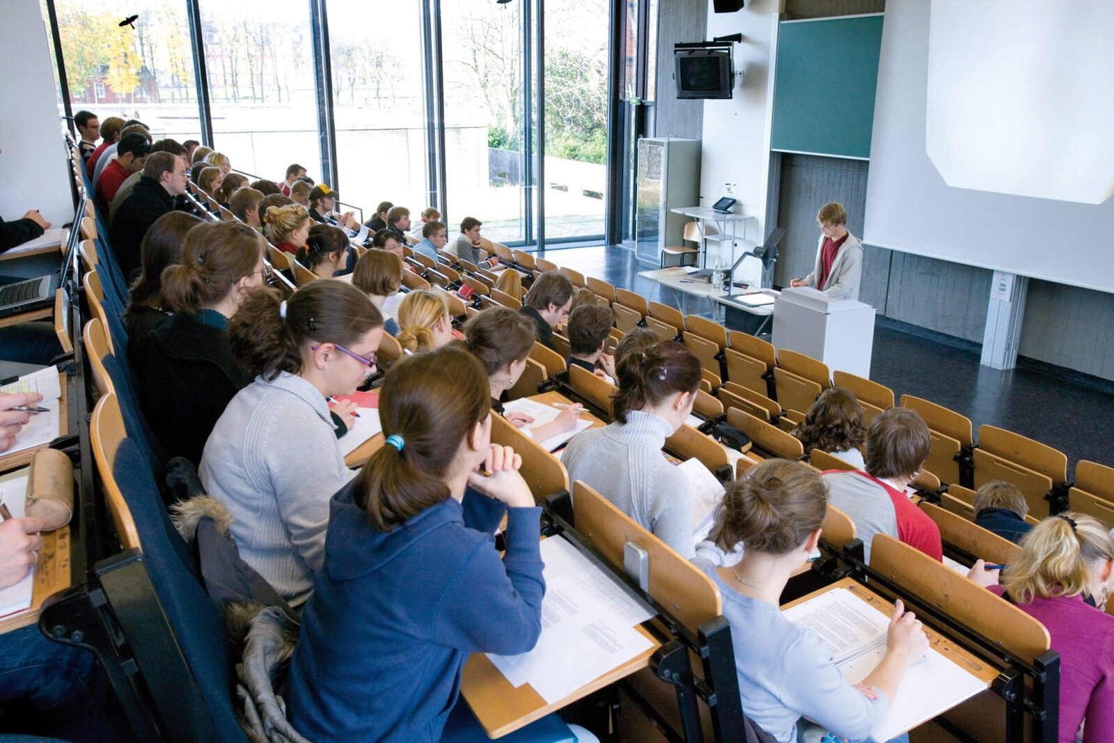 Facultăți rentabile în România: Ce aleg tinerii pentru joburi bune