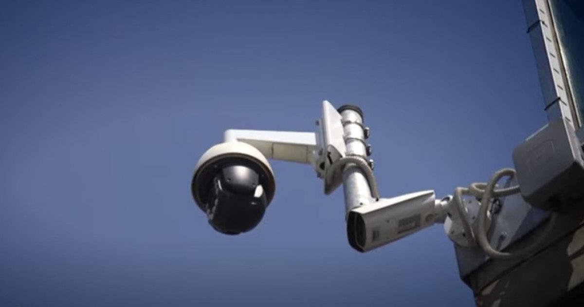 Polițiști la 4 AM în casele unor români din cauza AI eronat