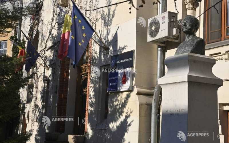 Școli: Marți, competență la șefie