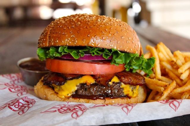 AI schimbă prețurile la mâncare și fast-food