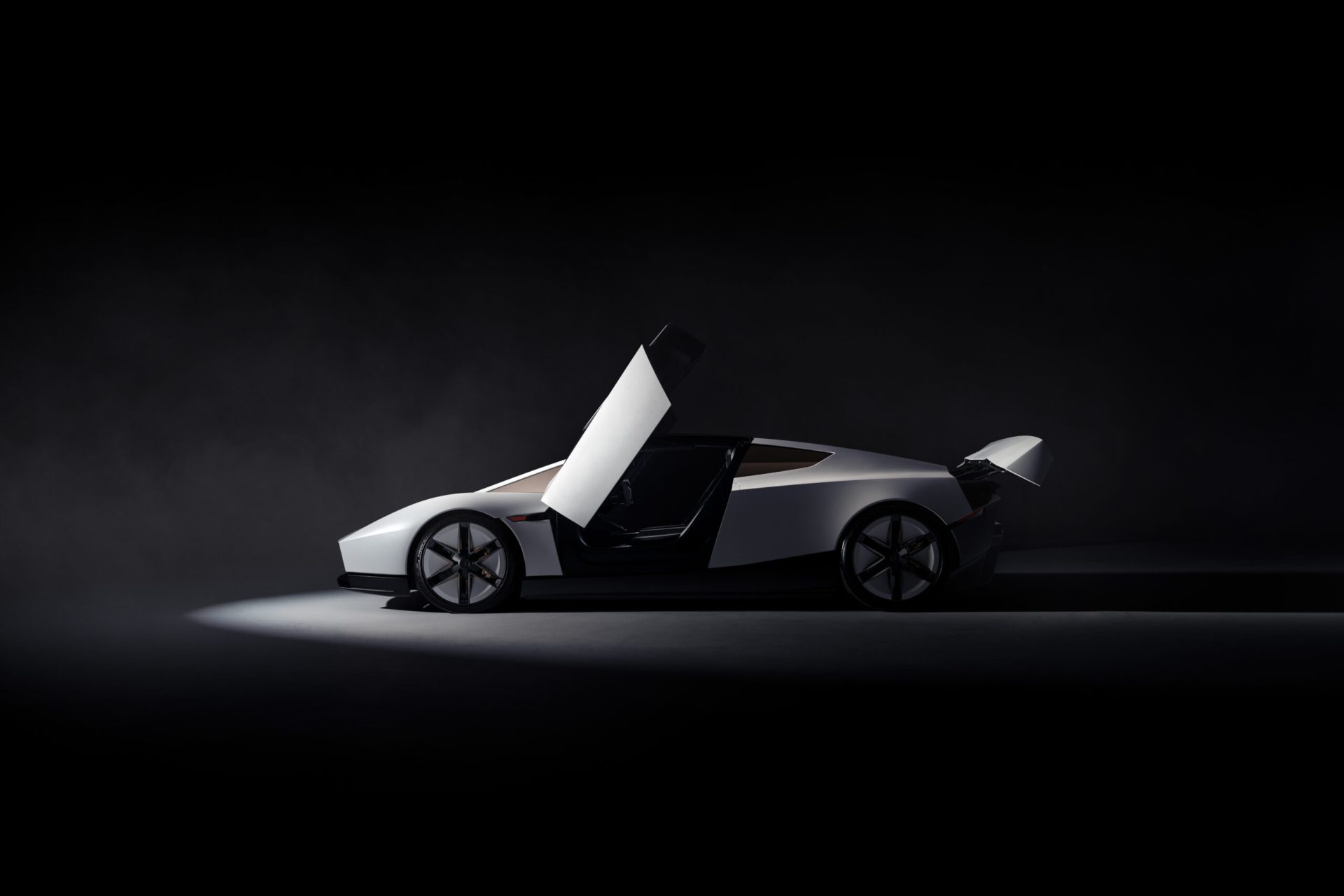 Musk și „mașina zburătoare”: Ironii și teorii ale conspirației