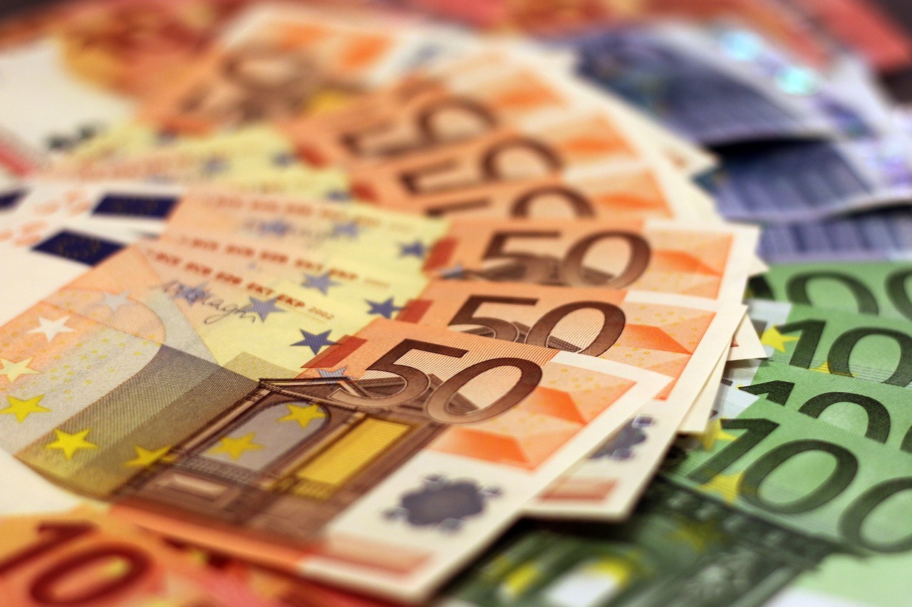 România: S&P menține ratingul BBB-, dar cu perspectivă negativă