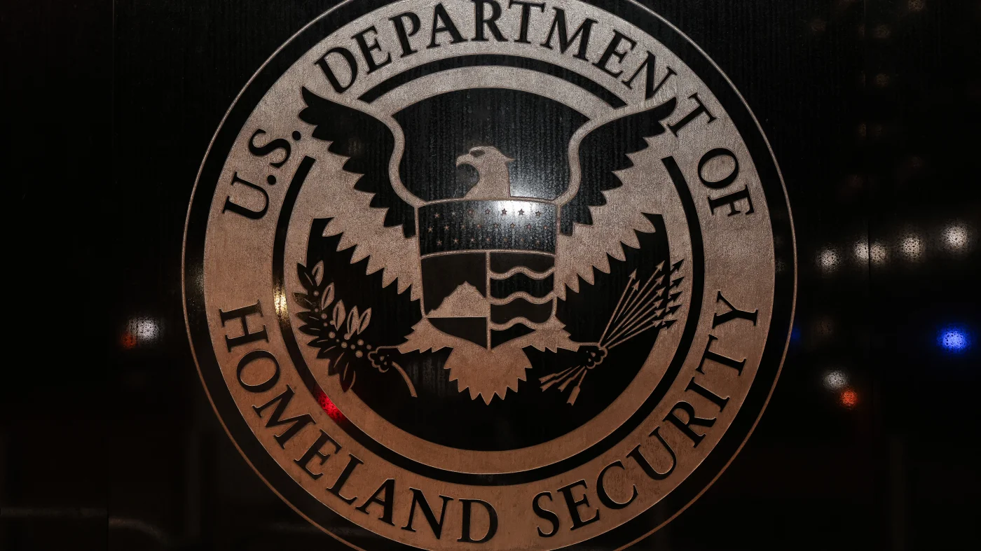 Dezvaluiri șocante: 40.000 angajați DHS, expuși de hackeri