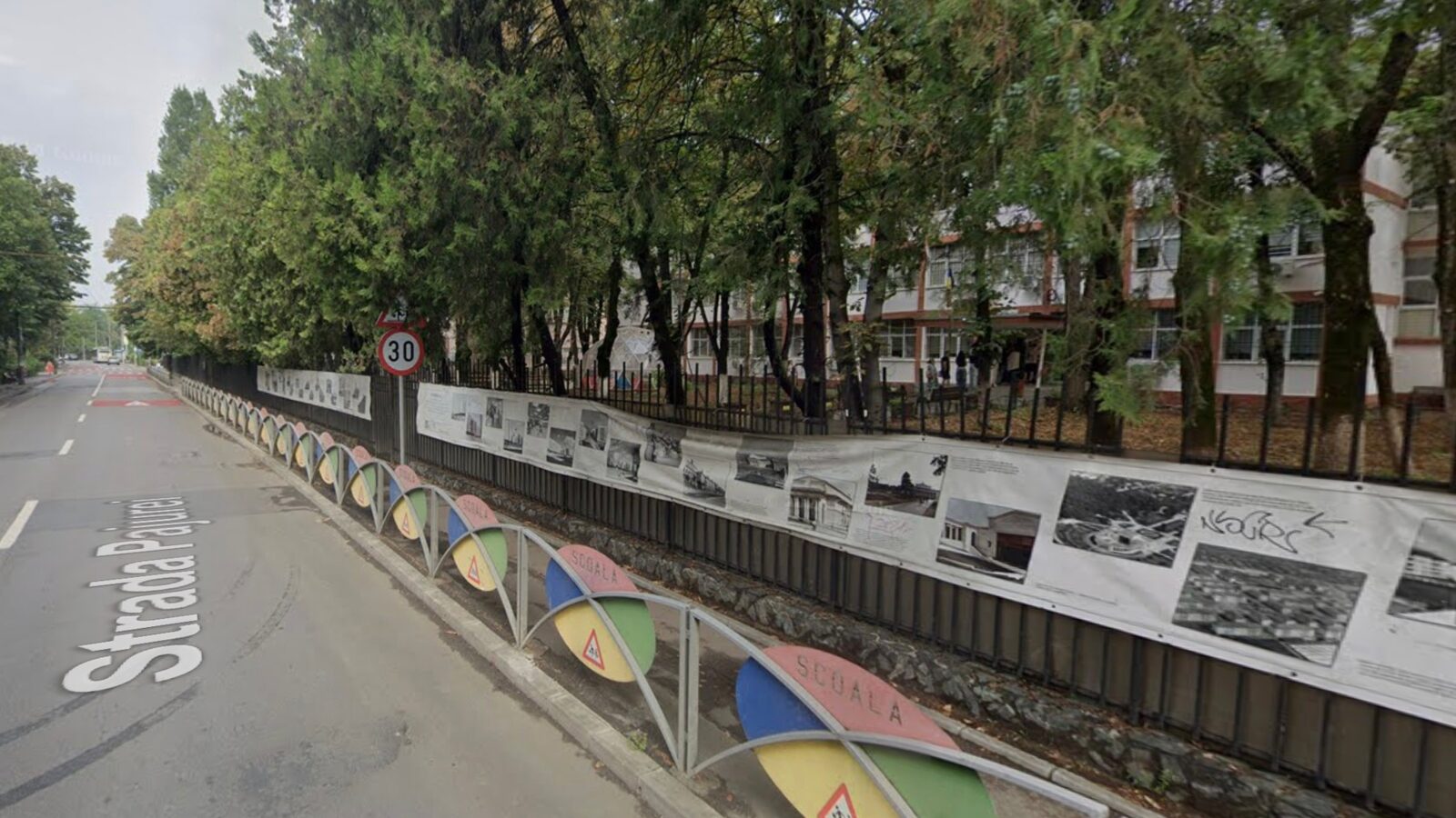 Pajura Brâncoveanu: Creație pe gardul liceului